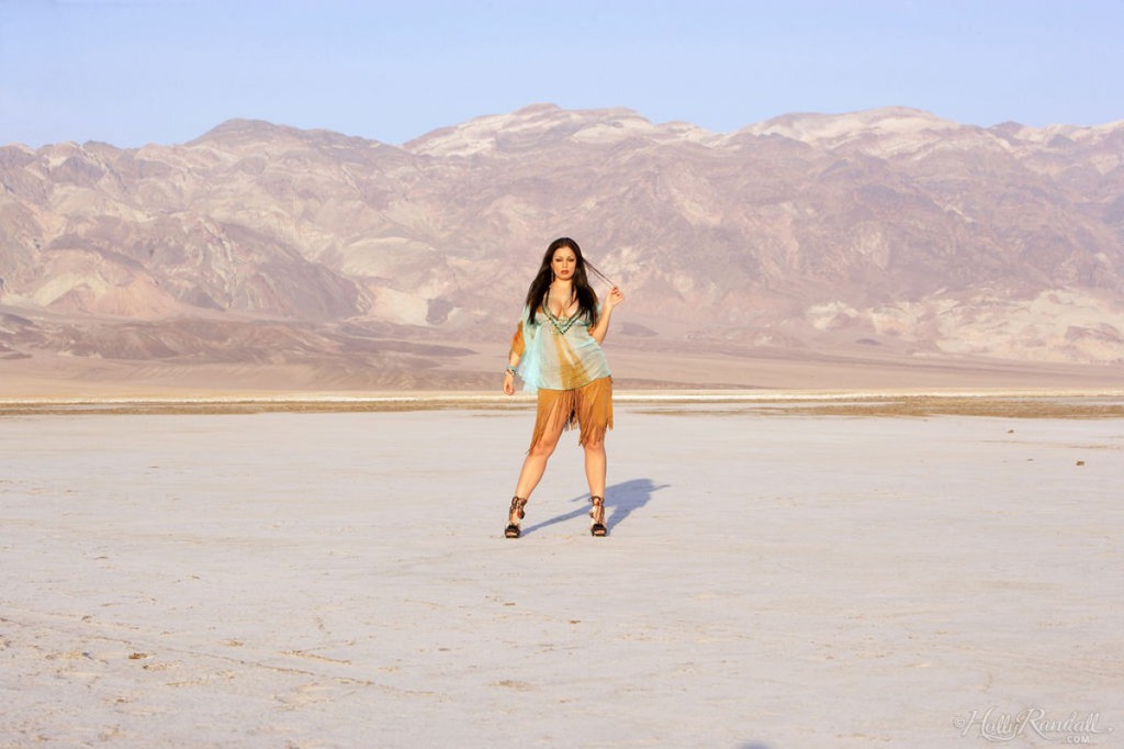 Aria Giovanni Is A Legendary Porn Star, She Gets Nude In The Desert